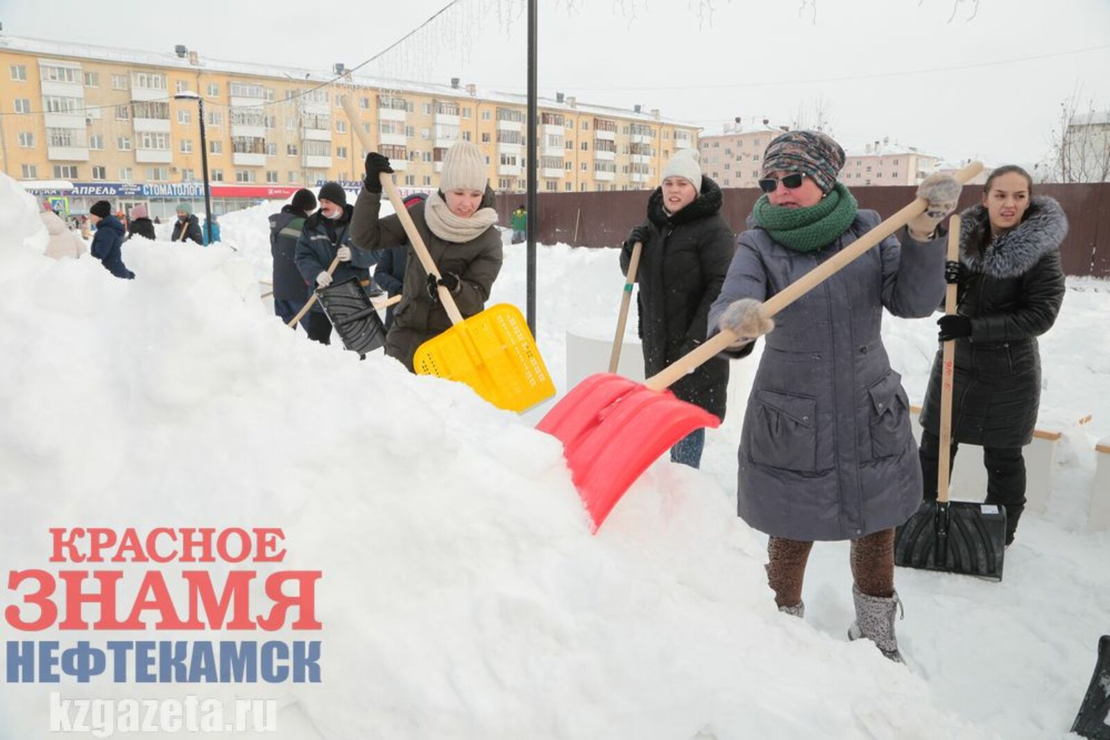 Руслан Никонов, «КЗ».  В пятницу, 11 февраля, группа работников народного образования чистила от снега площадь перед Городским центром культуры.