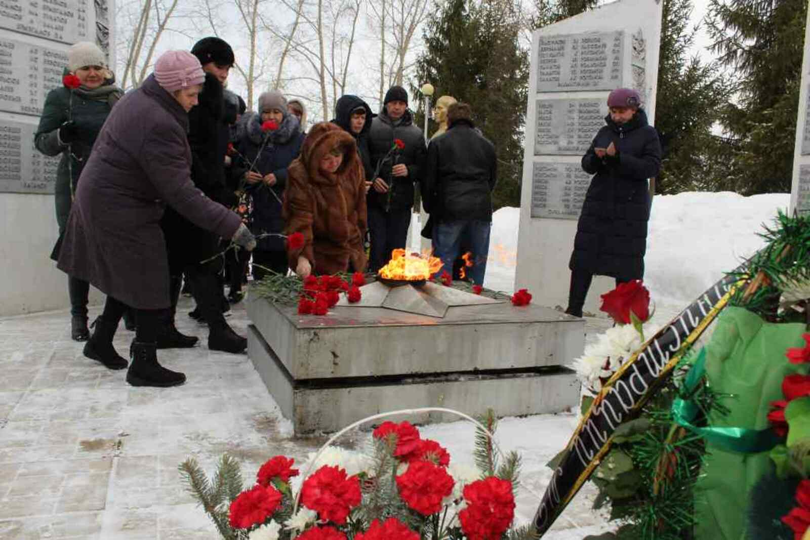 Участники митинга возложили цветы к Вечному огню и бюстам Героев Советского Союза.