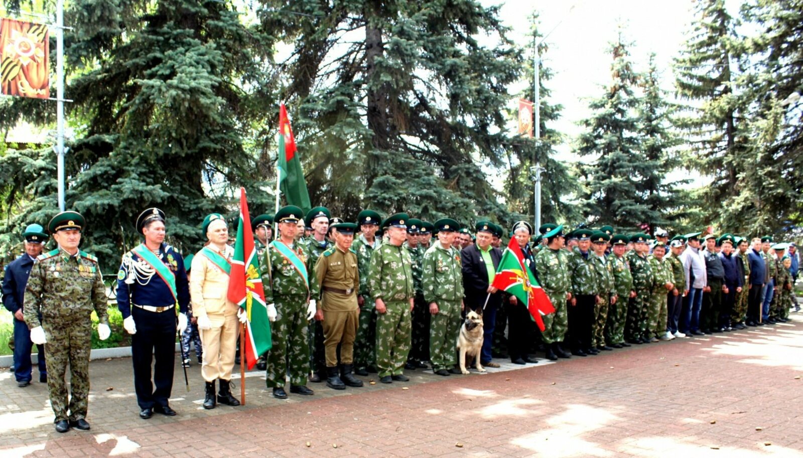В  праздничном строю давлекановские воины-пограничники (крайний слева М.А. Гаитов).