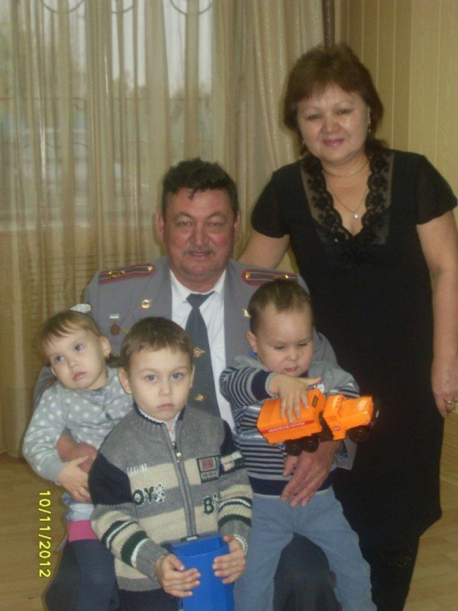 Булат Валитов с супругой Зульхидой  и внуками Алмазом, Муратом и Алсу.