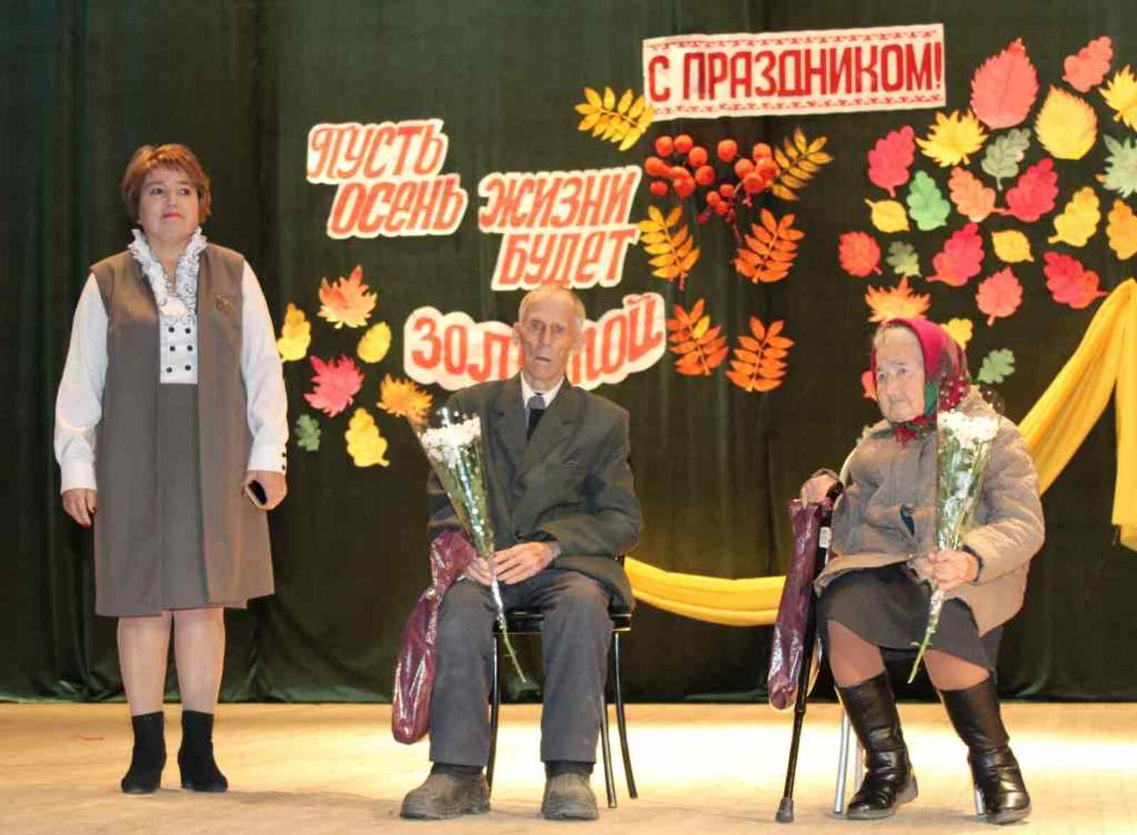 Глава АСП Красноусольский сельсовет Р. Мухамадеева поздравила П. Афанасьева и Р. Калимуллину, которым исполнилось по 90 лет.