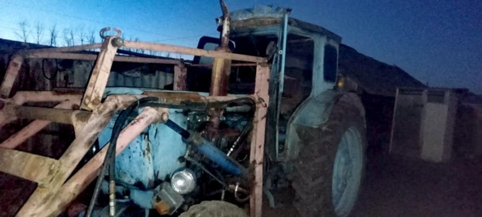 В Башкирии вспыхнул трактор. Обгорел мужчина