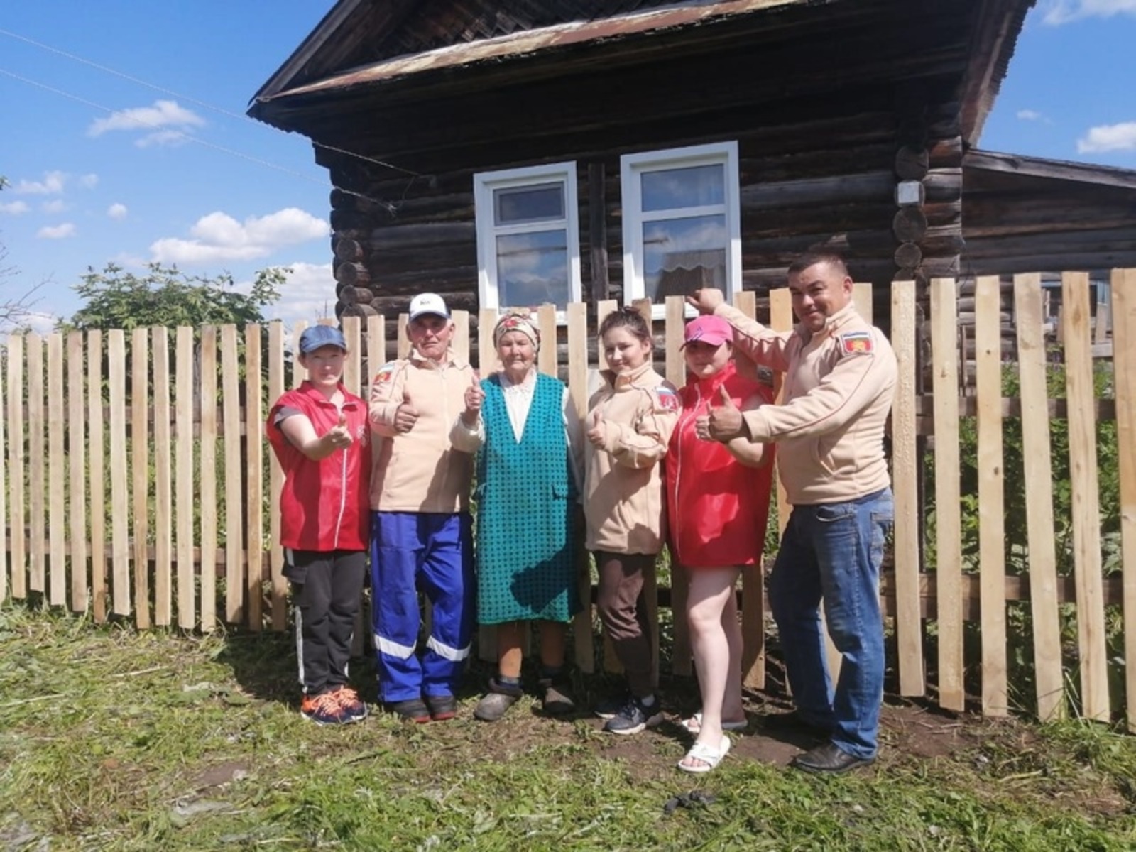 В Башкирии волонтёры построили забор для ветерана