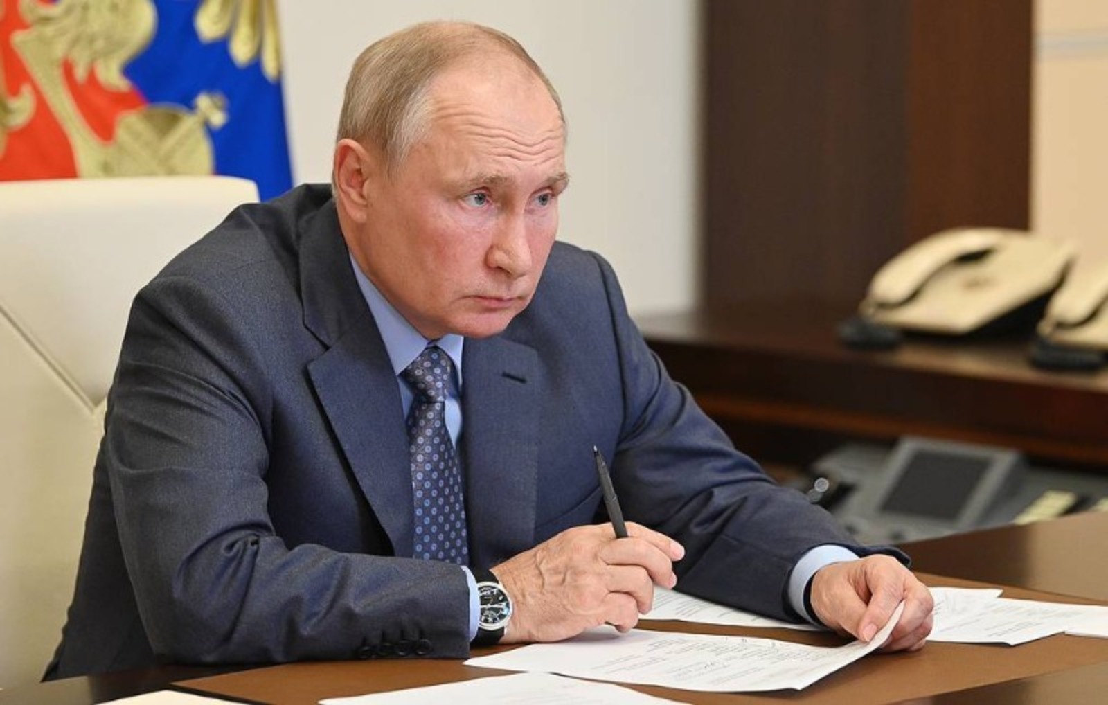Путин ударил кулаком по столу во время совещания об условиях труда шахтёров