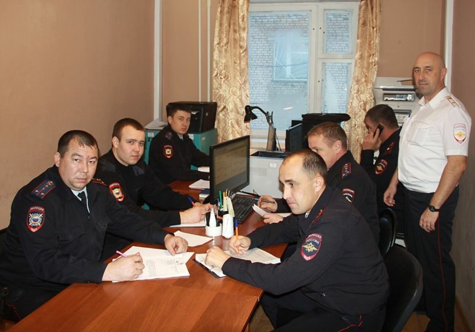 Ю. Савельев (слева первый) на очередной планёрке.