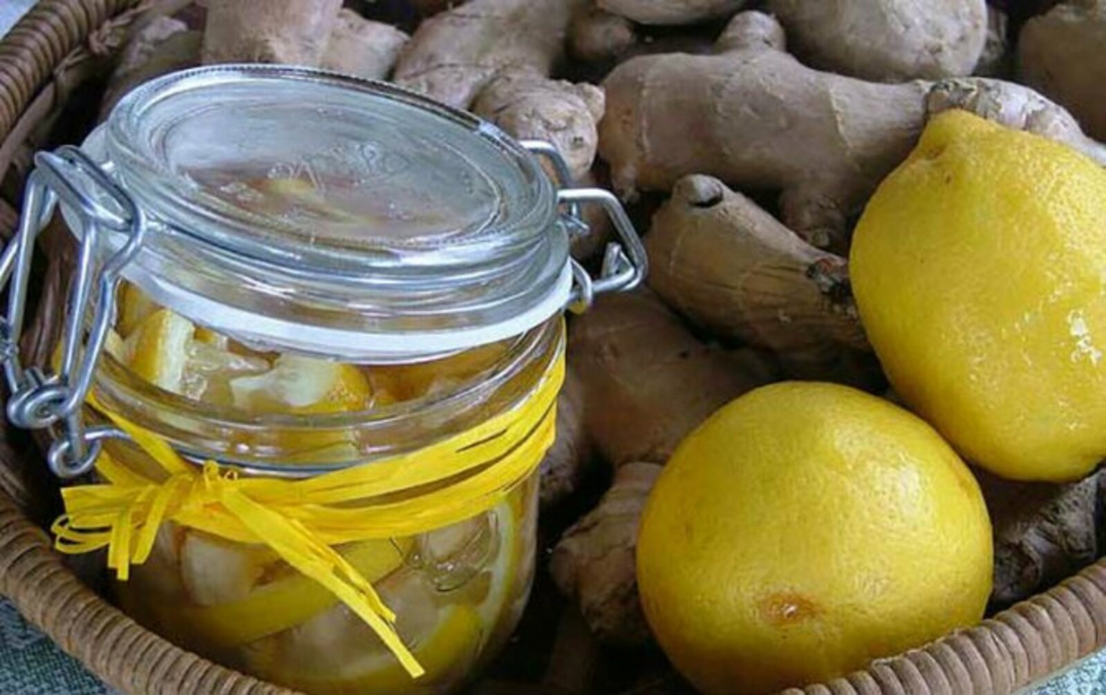 Имбирь мед и лимон рецепт от простуды. Мед лимон имбирь. Лимон с имбирем. Смесь с имбирем лимоном и медом. Лимонно имбирная смесь.