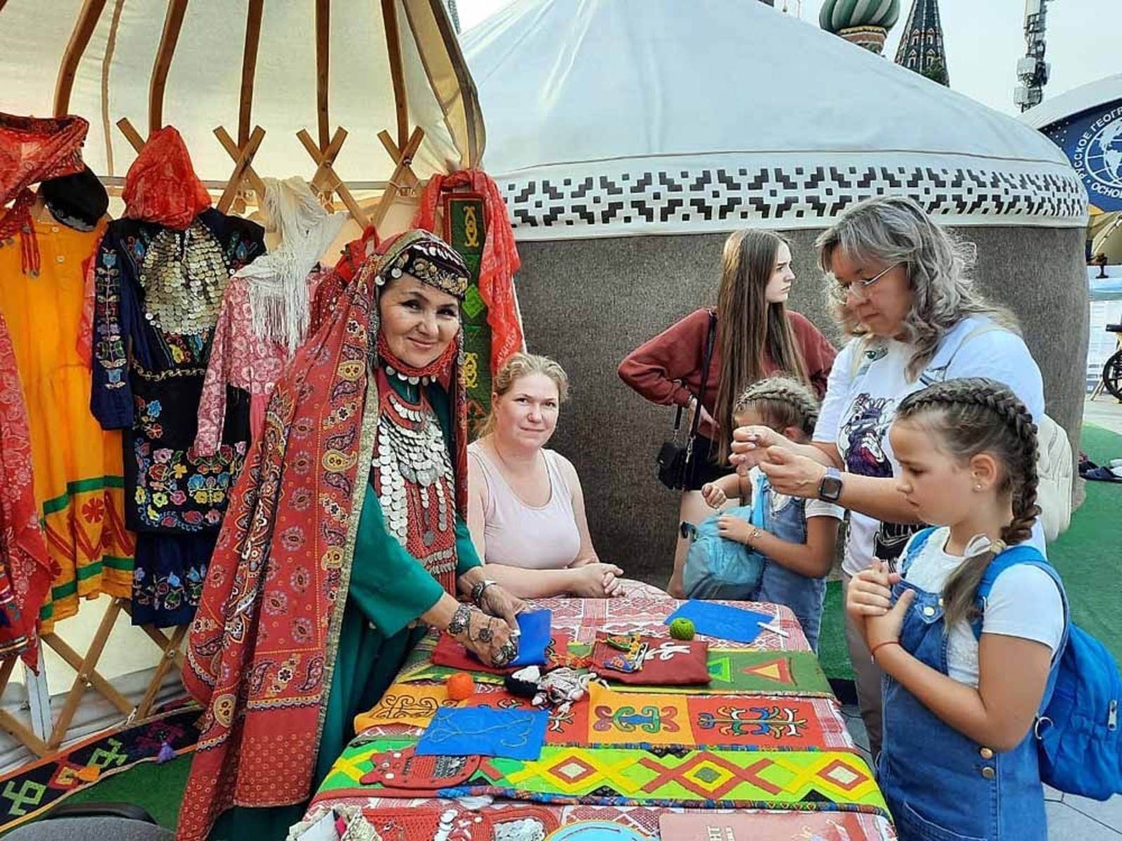 из архивов студии башкирского народного костюма «Селтэр» Традиционные башкирские женские украшения привлекают и детей, и взрослых.