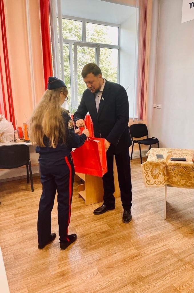Депутат парламента Башкирии передал детям бойцов батальона имени Шаймуратова подарки