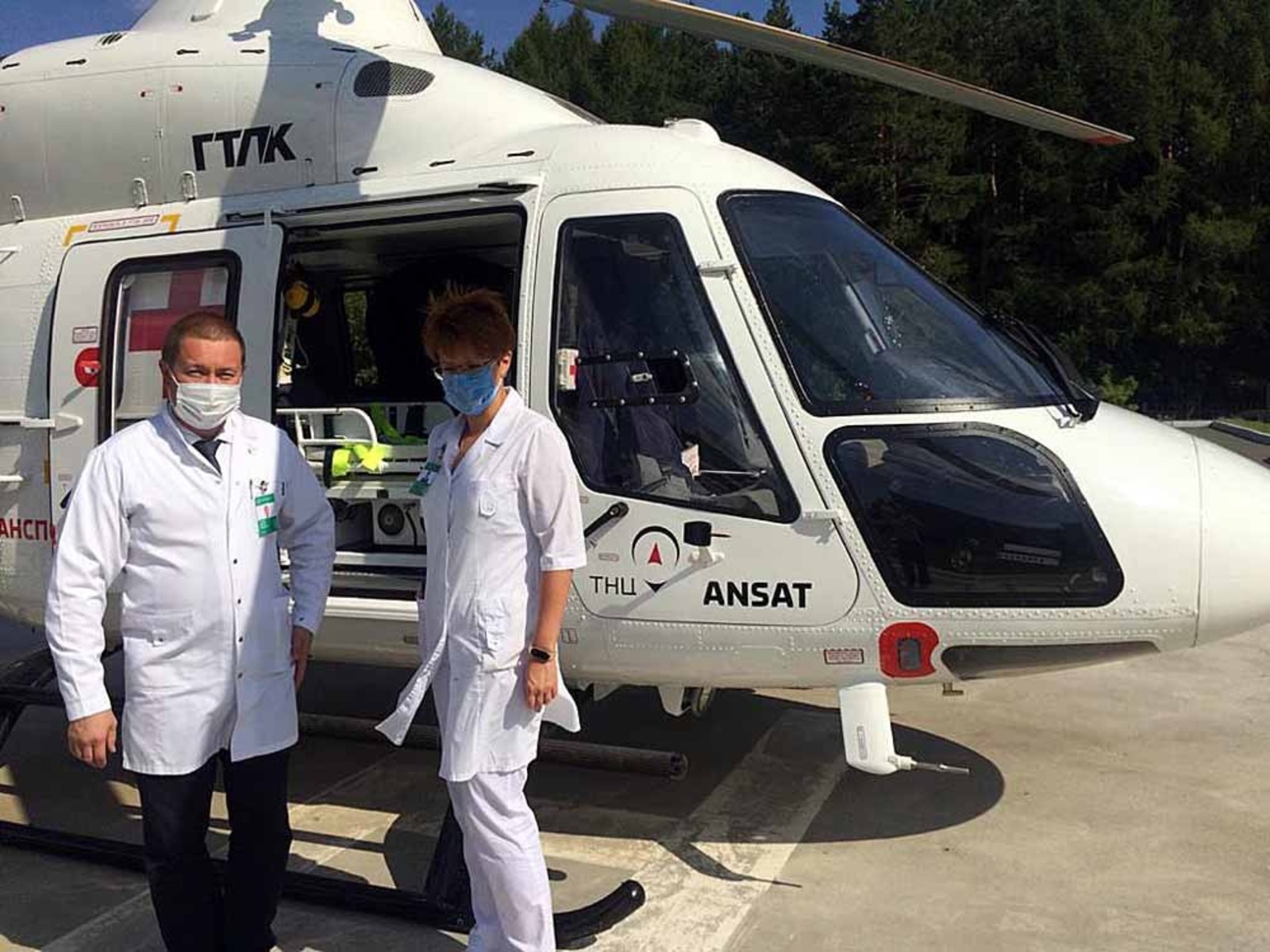 предоставлено службой санавиации К самым тяжелым пациентам врачи летят на вертолете.