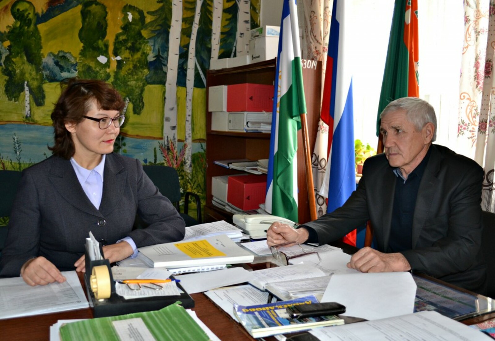 Глава сельского поселения М.Г. Маликов и управляющий делами Л.З. Файзрахманова решают повседневные задачи.