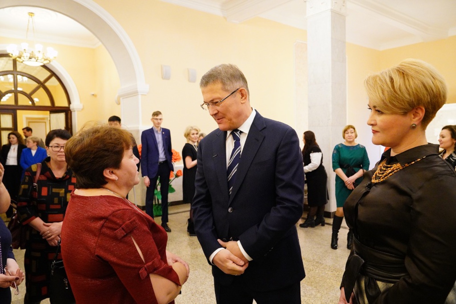Радий Хабиров поздравил жителей Башкортостана с Днём матери