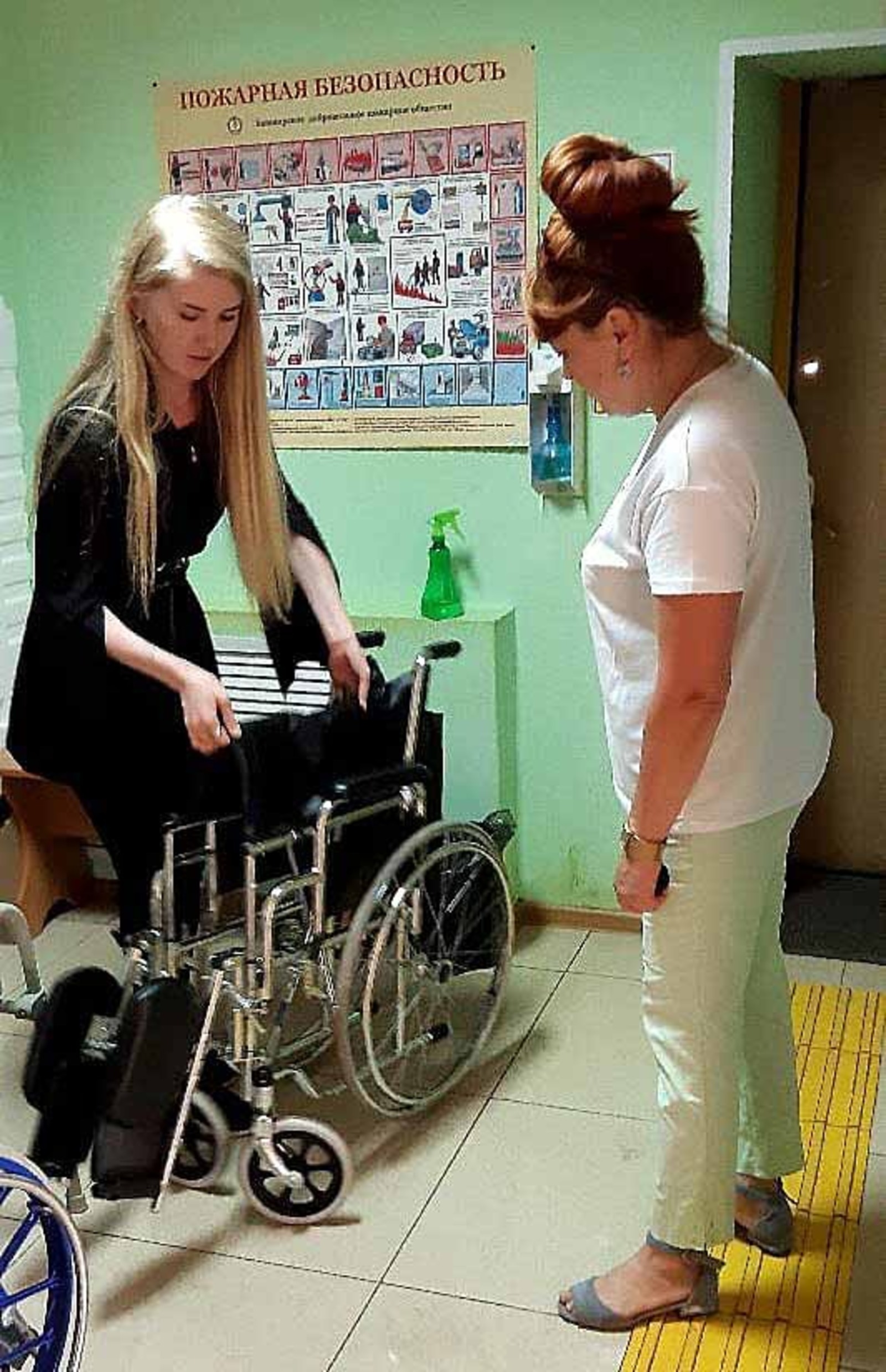 Анастасия ФЕДОРОВА  Социальные работники научат управлять инвалидной коляской.
