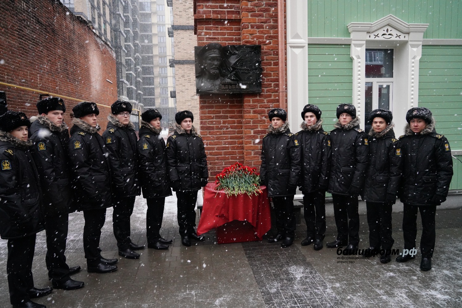 Главные новости уфа. Открытие памятной доски в Уфе Альбанову. Открытие барельефа Шкловскому.