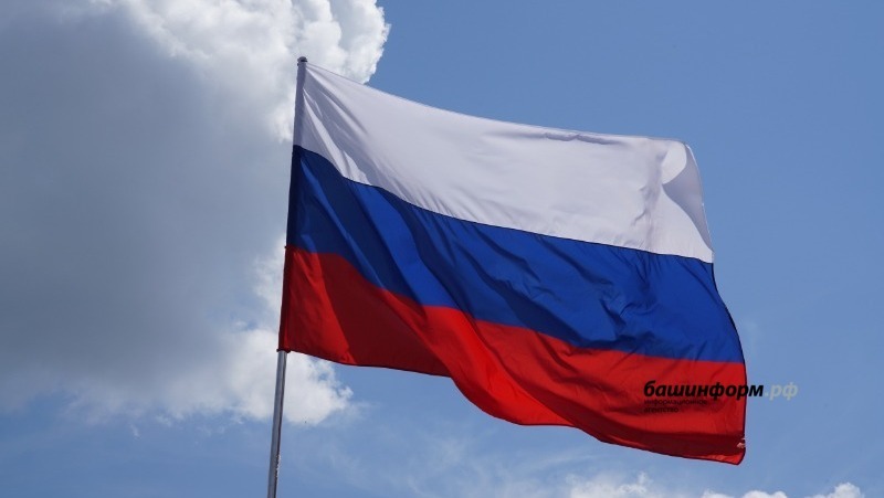 В школах Башкирии еженедельно будут поднимать российский флаг
