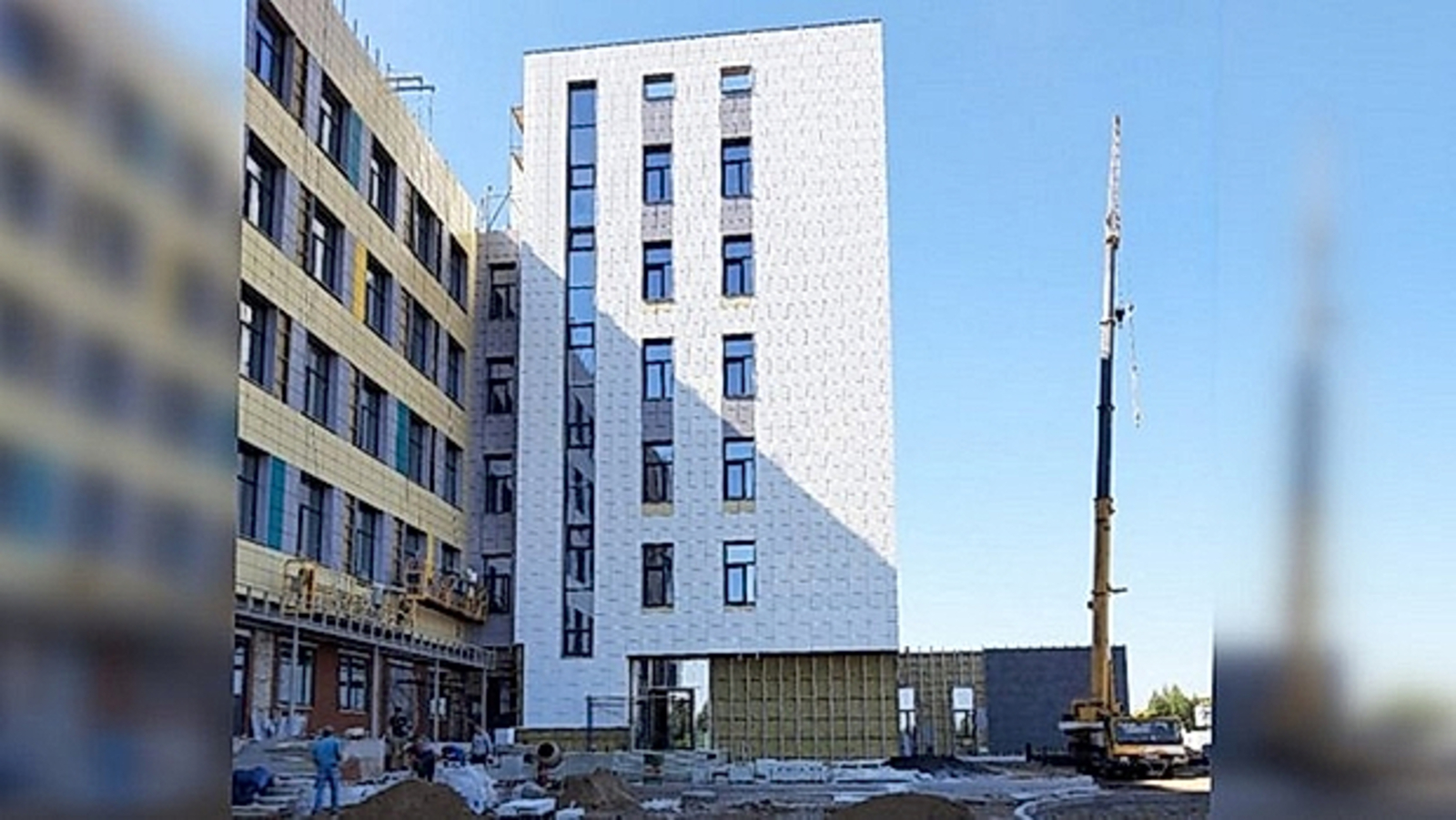 Завершают строительство новой многоэтажной поликлиники