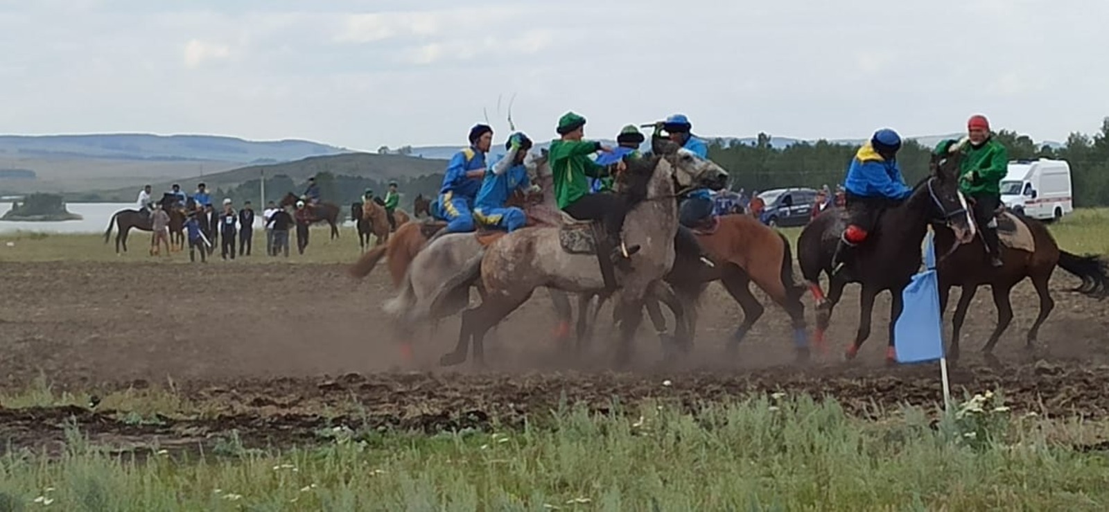 На специальном поле, где проходит фестиваль башкирской лошади, начались финальная игра "Ылак" и скачки