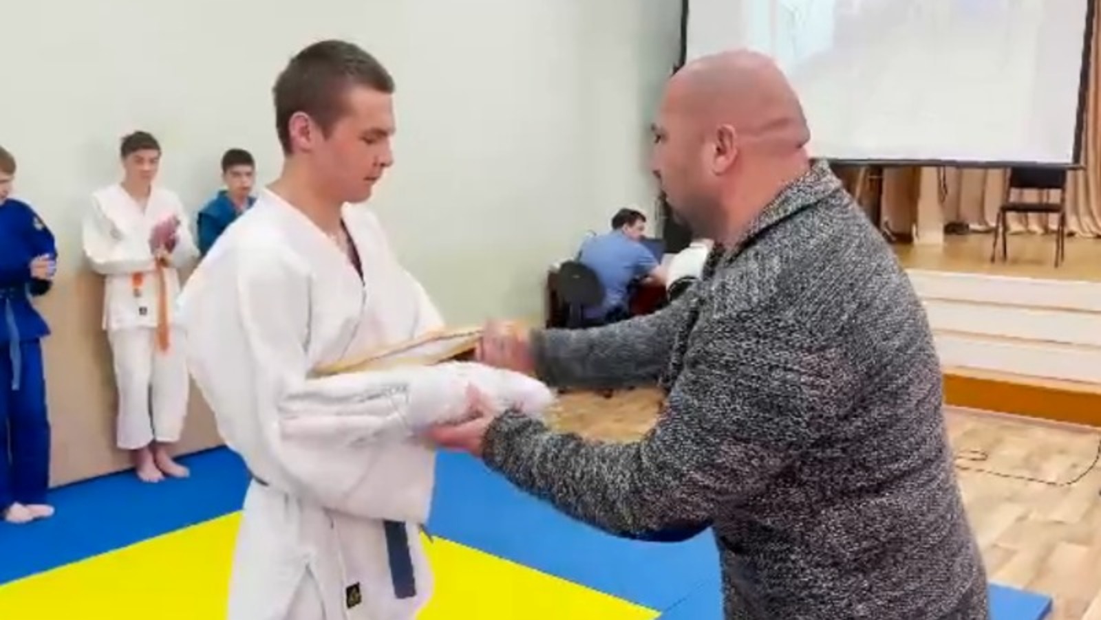 стоп-кадр видео «Честно говоря»