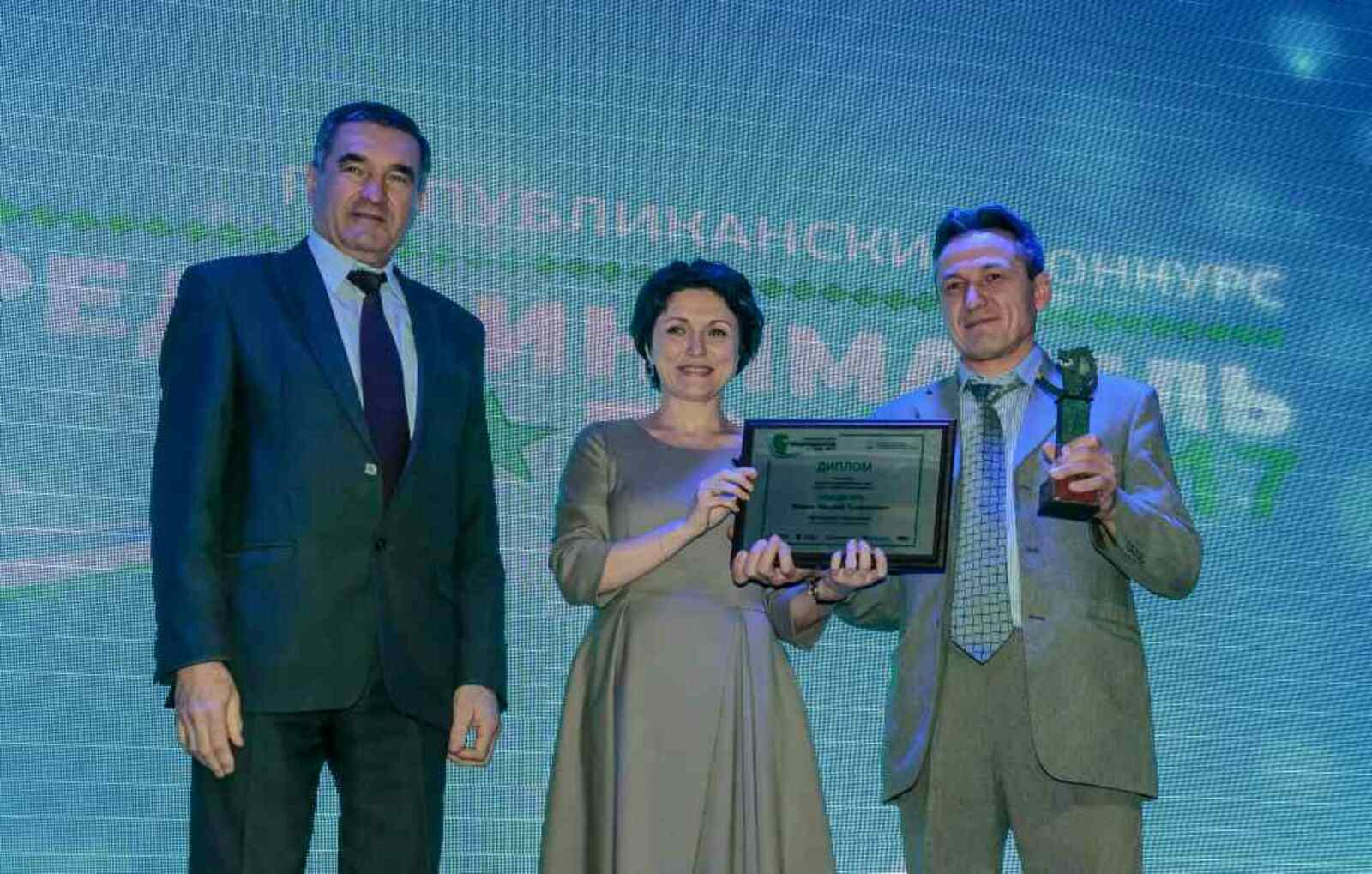 Почетную награду Н. Фомину (справа) вручают Уполномоченный по защите прав предпринимателей в РБ Р. Гибадуллин и вице-президент ТПП РБ З. Халикова.