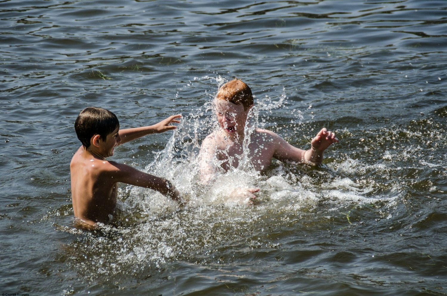 Купание детей на реке