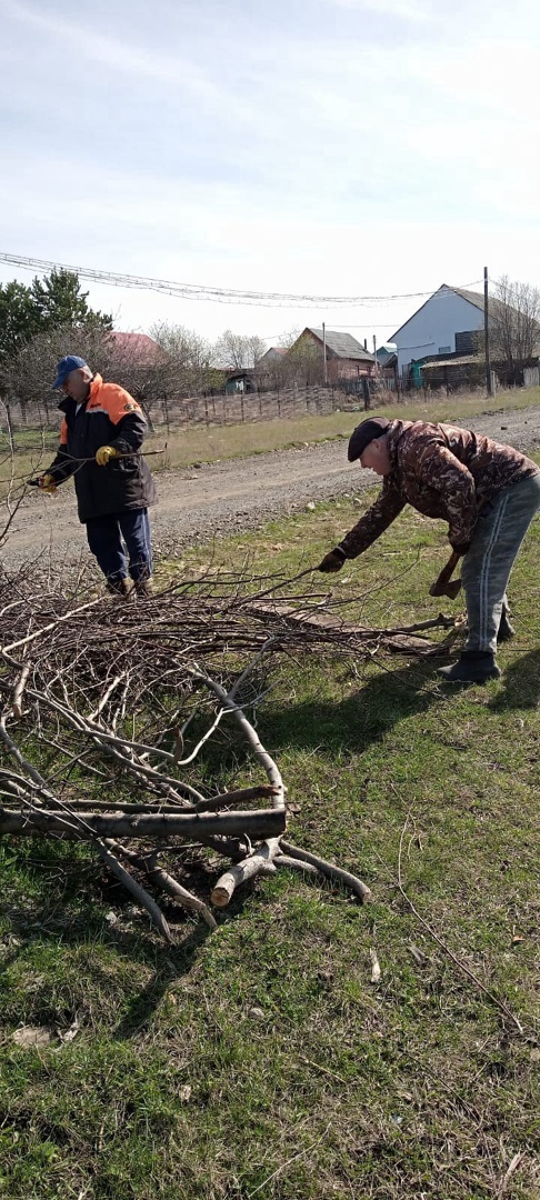 Жители Кигинского района наводят порядок на  площадках контейнеров ТБО