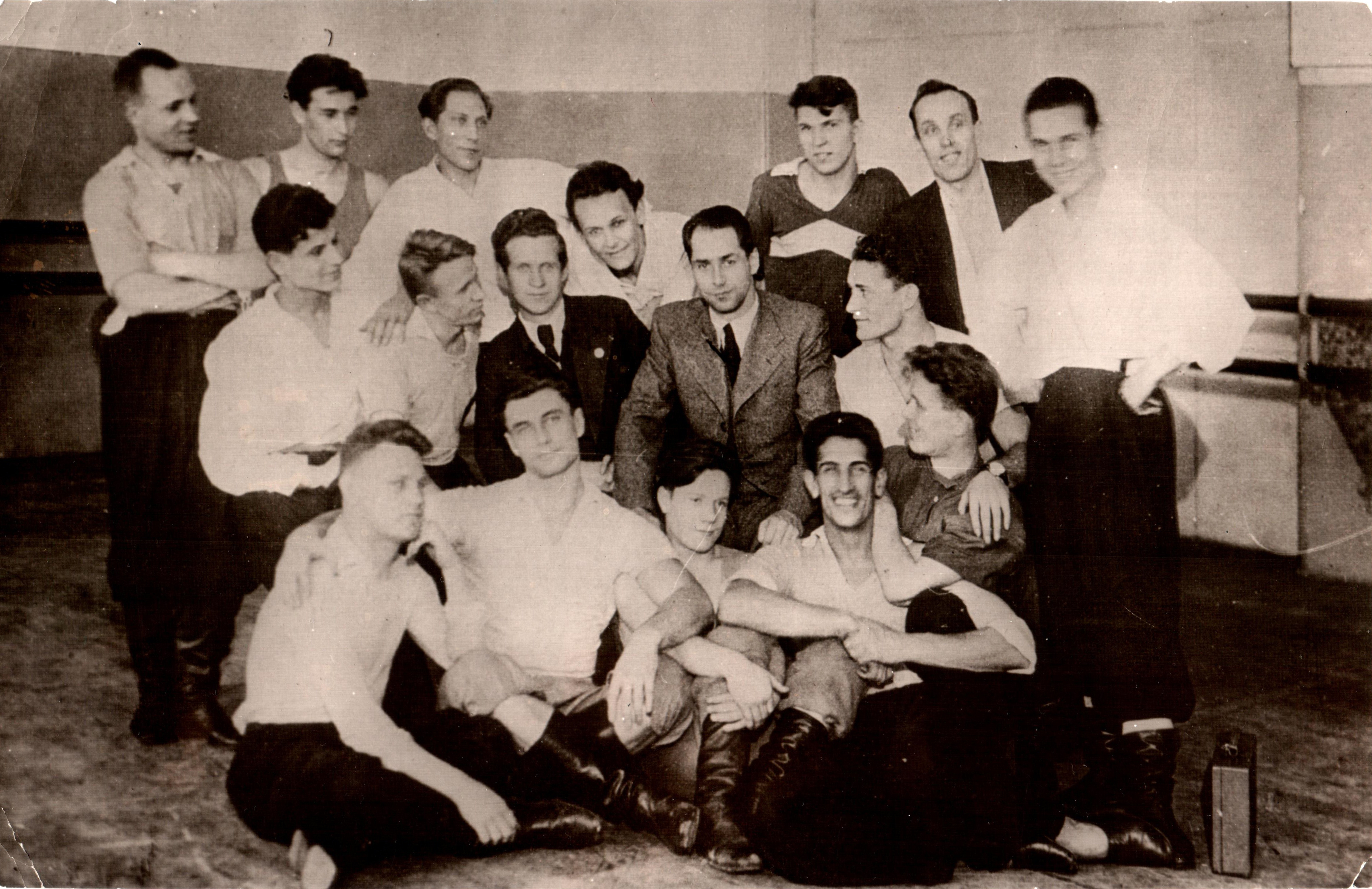 В ансамбле И.Моисеева. Файзи Гаскаров – слева второй (в верхнем ряду). 1938 г.