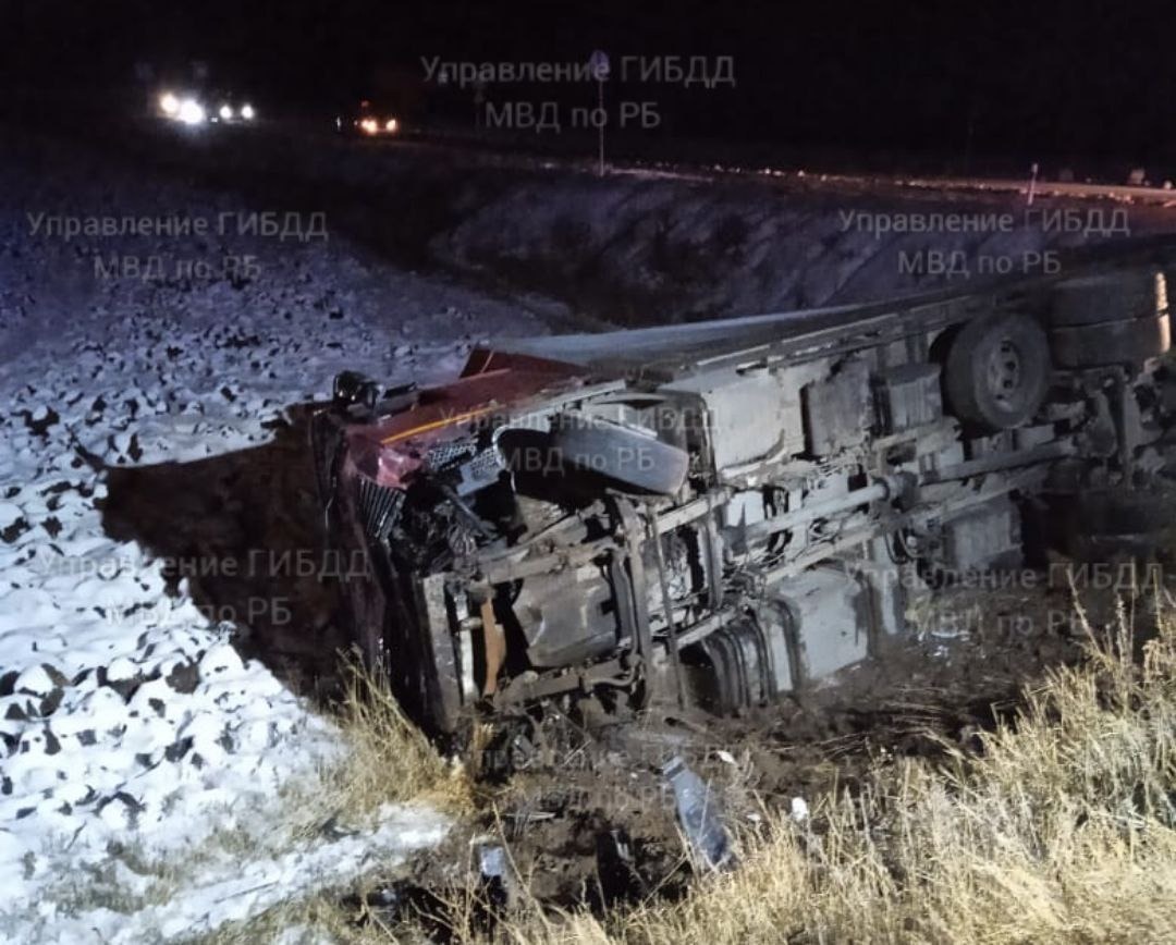 В Башкирии при столкновении Фольксвагена с грузовиком погибли четыре человека