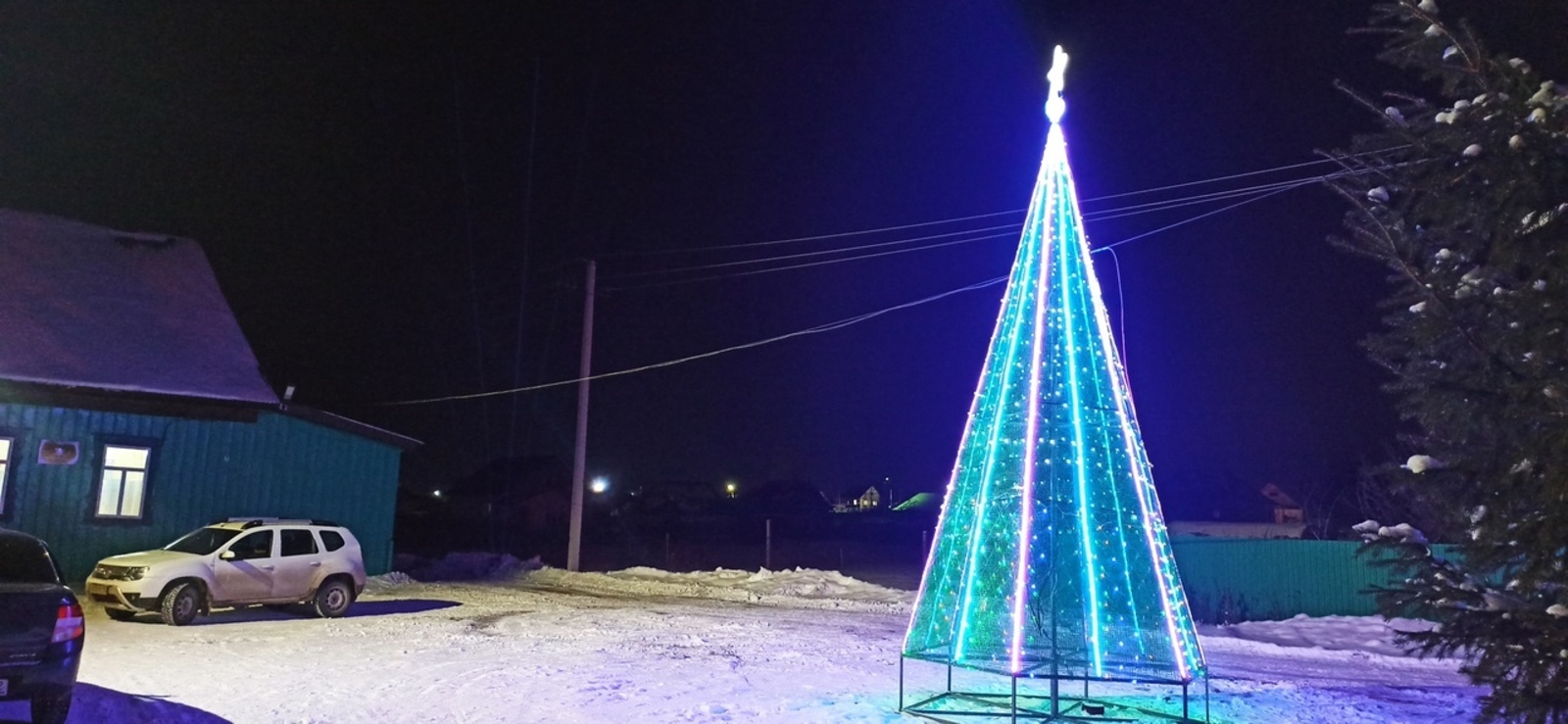В одном из сёл Краснокамского района Башкирии установили необычную ёлку