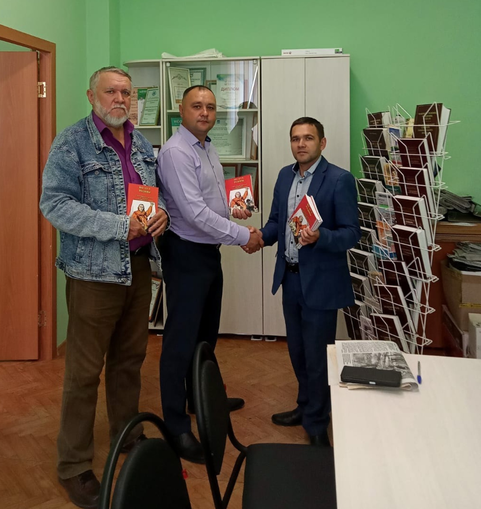 газета «Ашкадар»  Рамиль Мансуров и Фаяз Юмагузин во время передачи книг военнослужащему МСП «Башкортостан» «Эмиру»