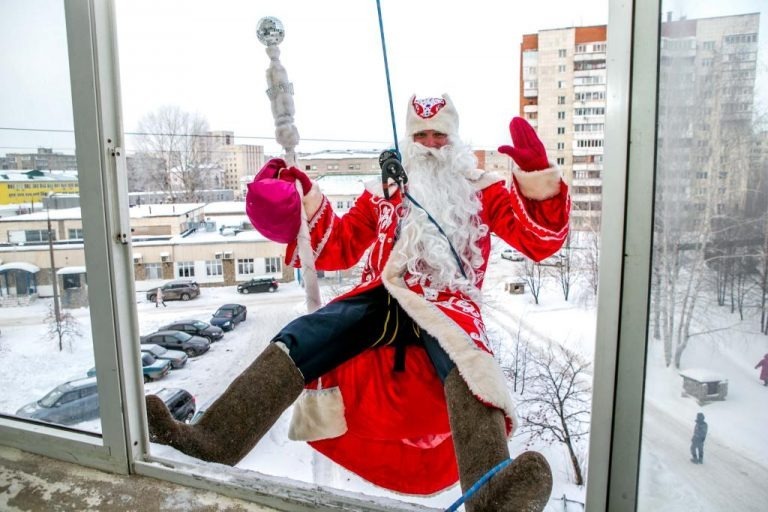 В Уфе Дед Мороз и Снегурочка из отряда спасателей поздравили пациентов детской больницы через окно