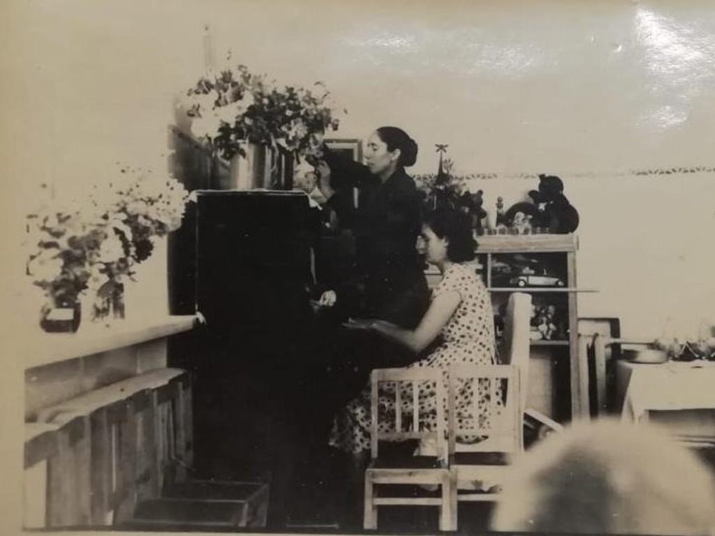 из личного архива  Мама артиста Нина Павловна Овчинникова