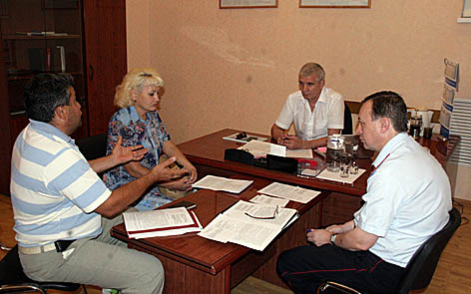 Жертвам «черного» риелтора Минахмату Мухаммедову и Лидии Исаргаковой (слева направо) остается только руками развести.