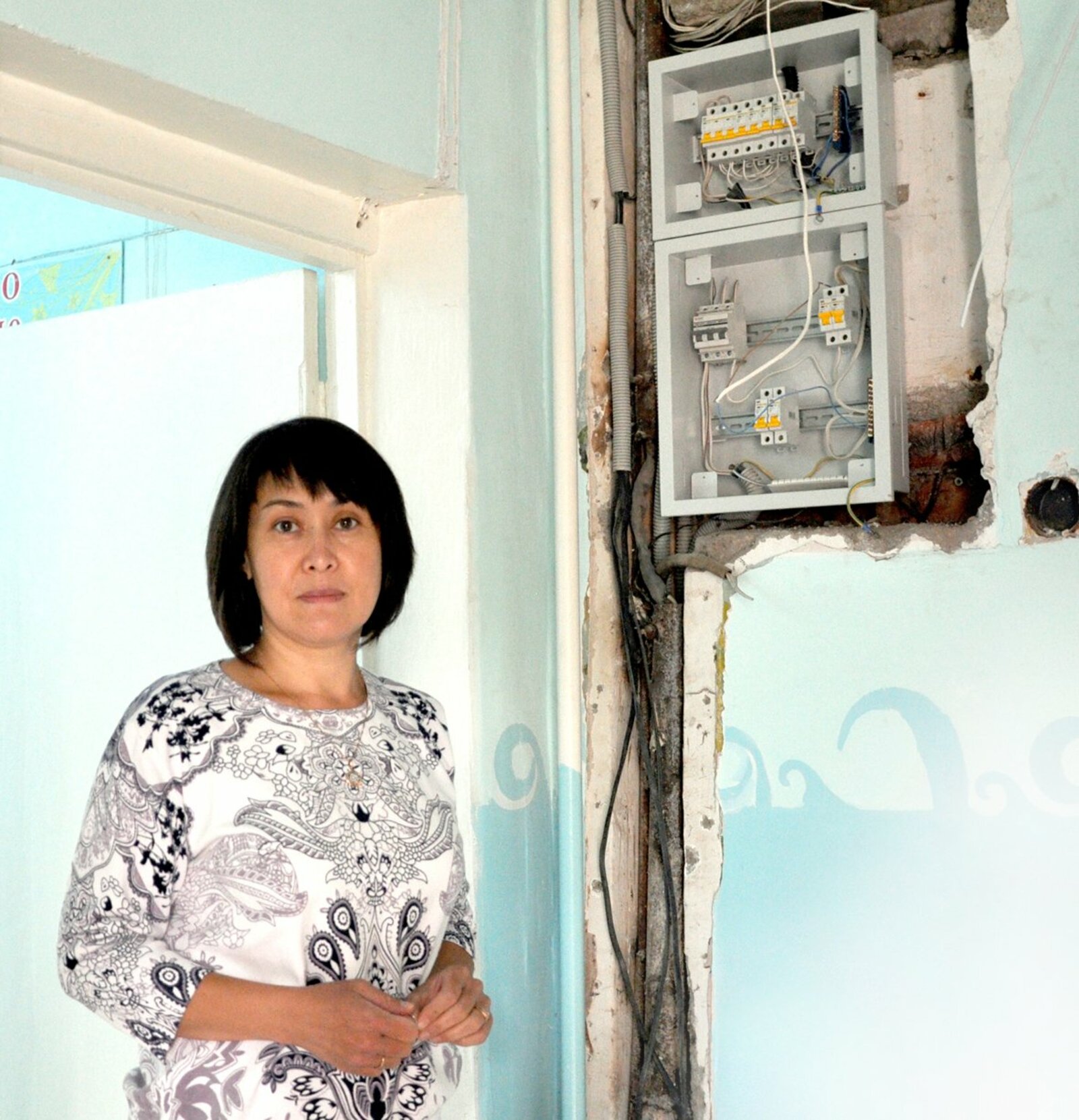 Задующий детсадом «Айгуль» Эльвира Бердигулова  и инициативная группа родителей контролируют ход ремонта внутренних сетей электроснабжения.