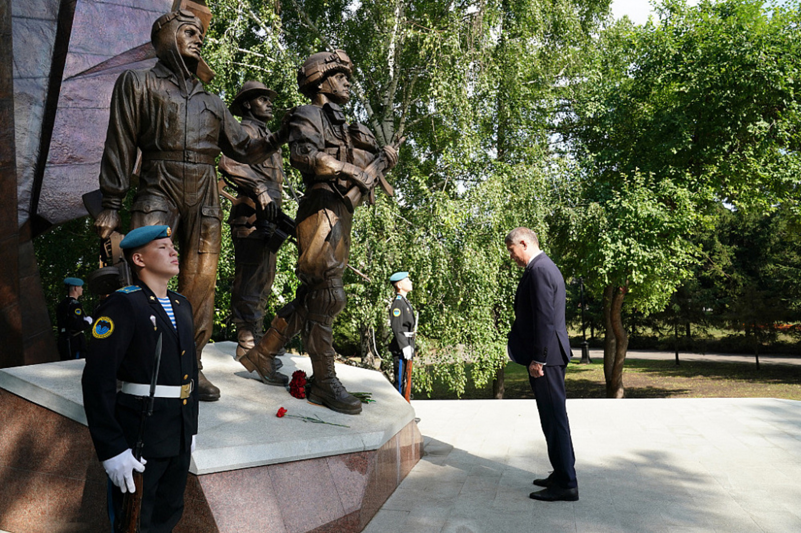 Радий Хабиров возложил цветы к памятнику «Союз поколений десантников»