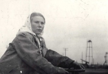 Передовик производства, техник по исследованию нефти, геолог 1 промысла треста Ишимбайнефть Клавдия Клубкова
