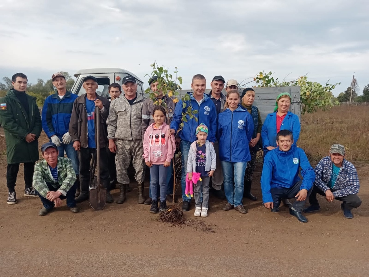 В Иглинском районе в рамках "Зелёной Башкирии" высадили более 230 саженцев деревьев и кустарников