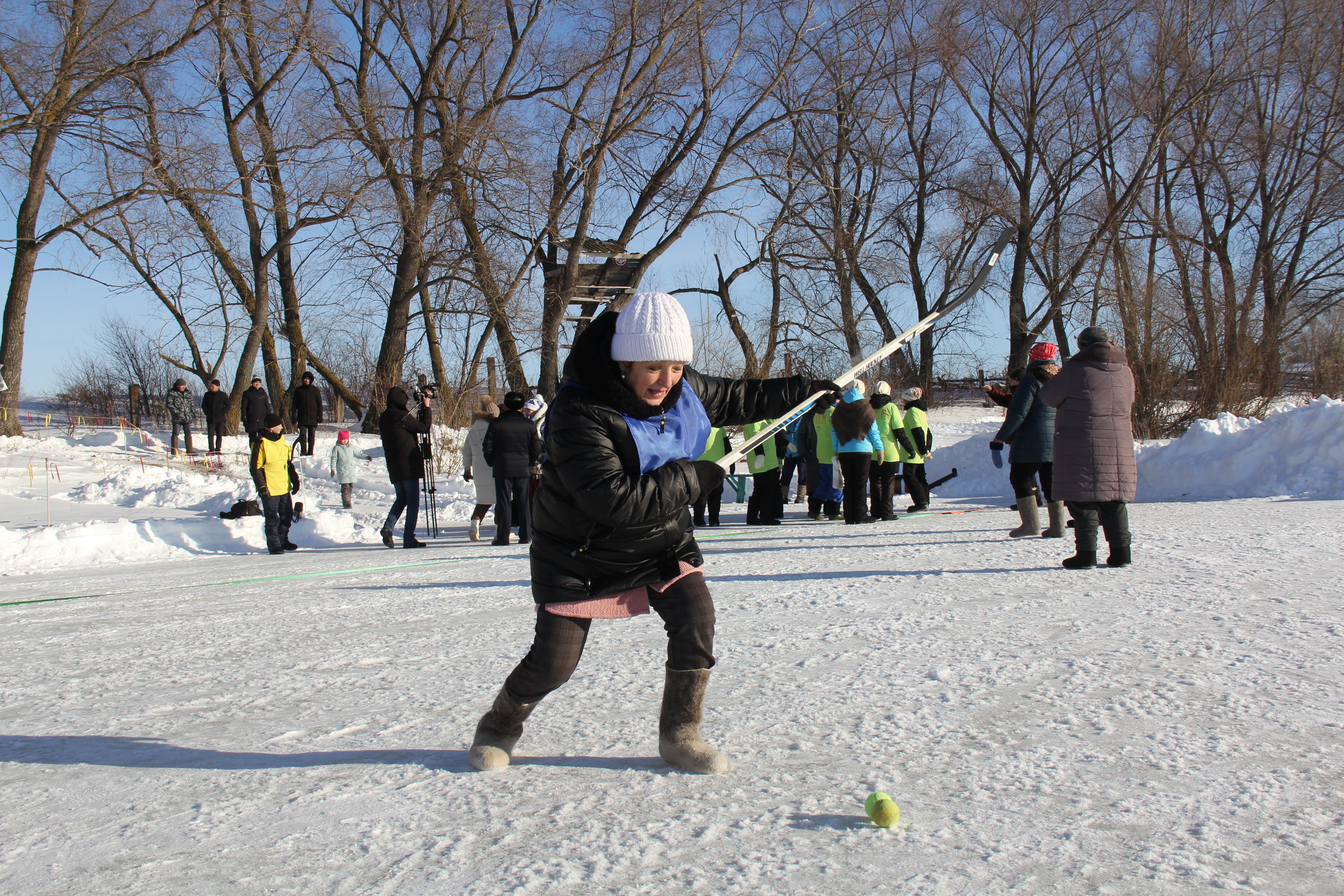 В Чишминском районе состоялся Первый турнир по хоккею в валенках среди женщин 40+