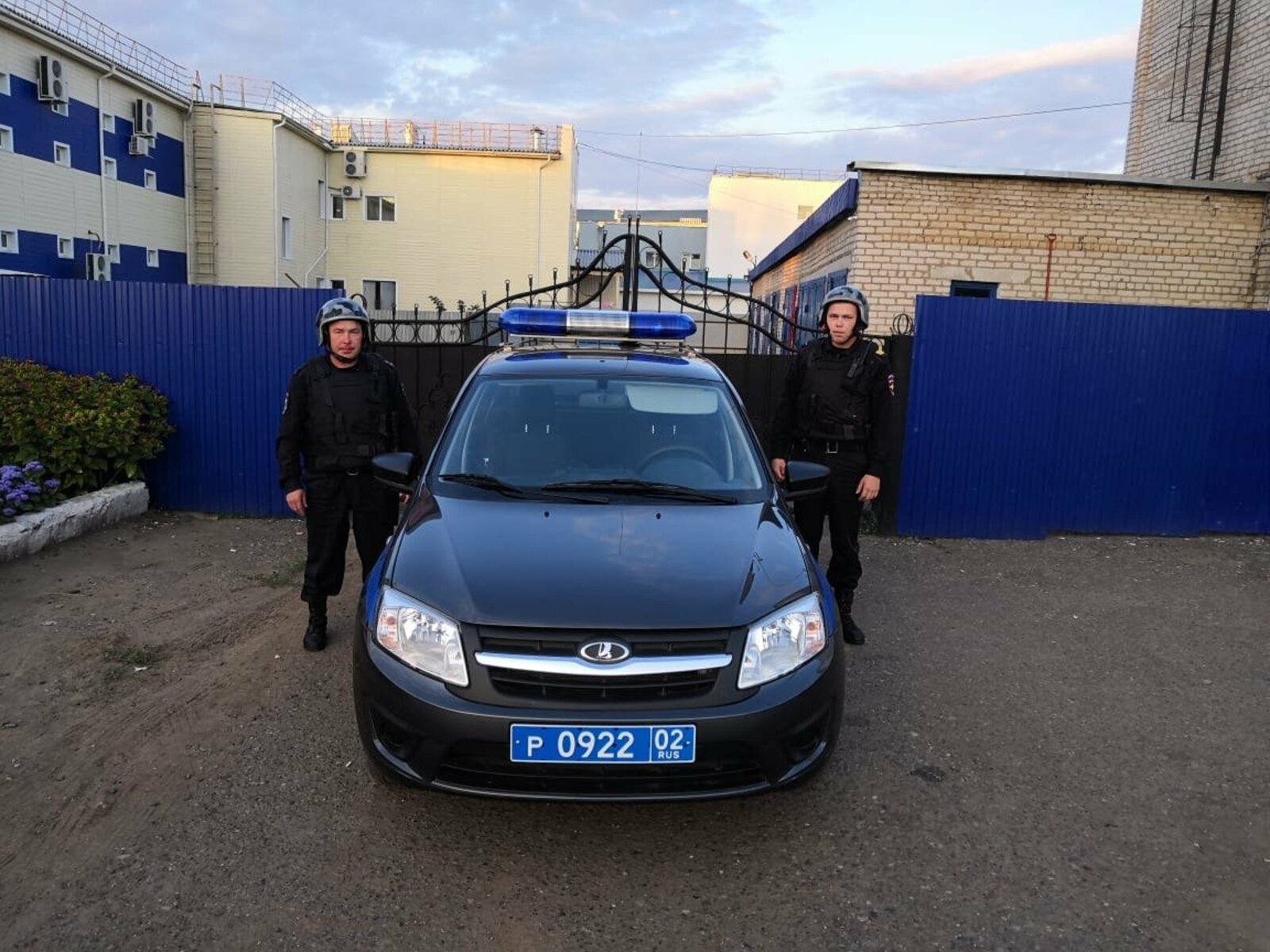 Старший полицейский прапорщик полиции Дмитрий Валиев и полицейский водитель Лидус Шакиров (г. Янаул)