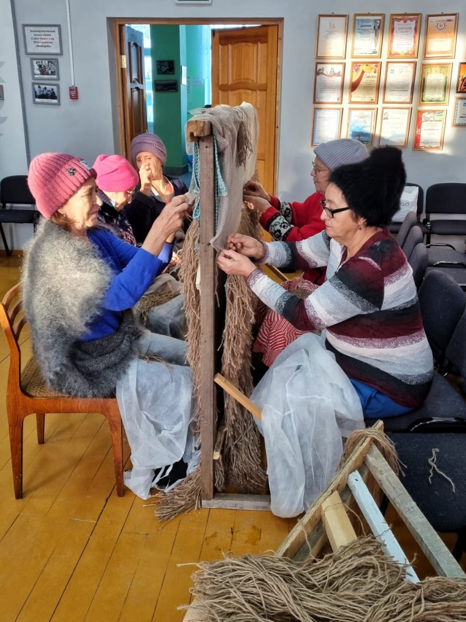 Рукодельницы Башкирии плетут маскировочные сети для бойцов