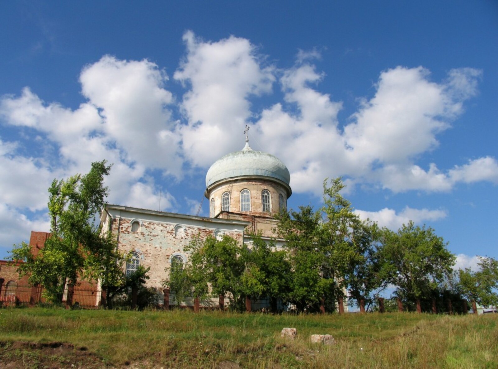 Бирский Михаило-Архангельский храм на Галкиной горе. Фото 2005 года.