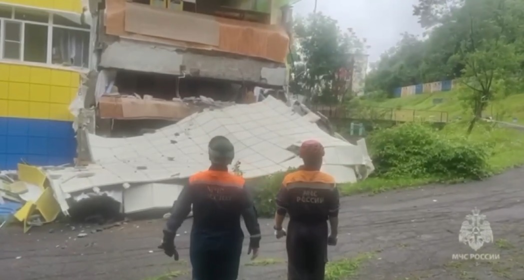 Три волны цунами обрушилось на Курилы после сильнейшего землетрясения. Последствия стихийного бедствия сняли на видео с дрона