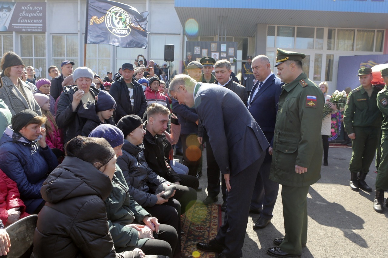 Радий Хабиров приехал в Туймазинский район Башкирии проститься с ефрейтором, погибшим в Украине