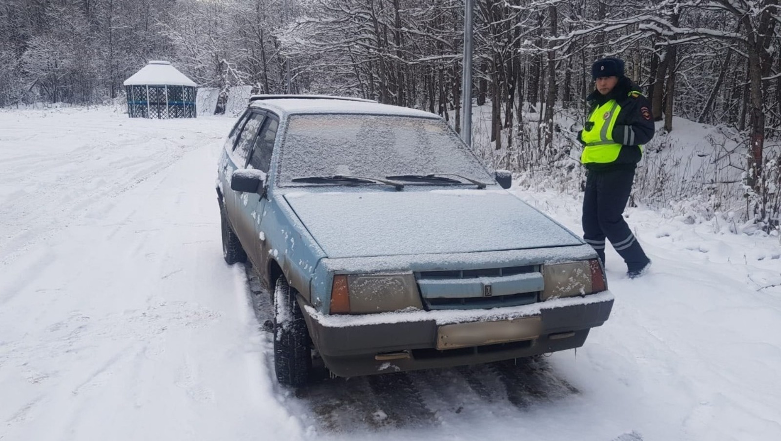 Сотрудники ГИБДД Башкирии спасли водителя, который едва не замерз насмерть в машине