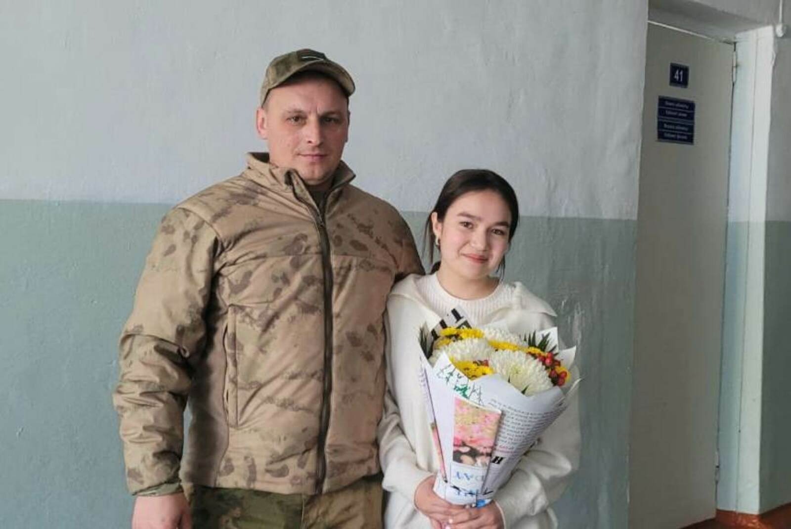 Путь Октября   Боец Монах и девятиклассница Азалия