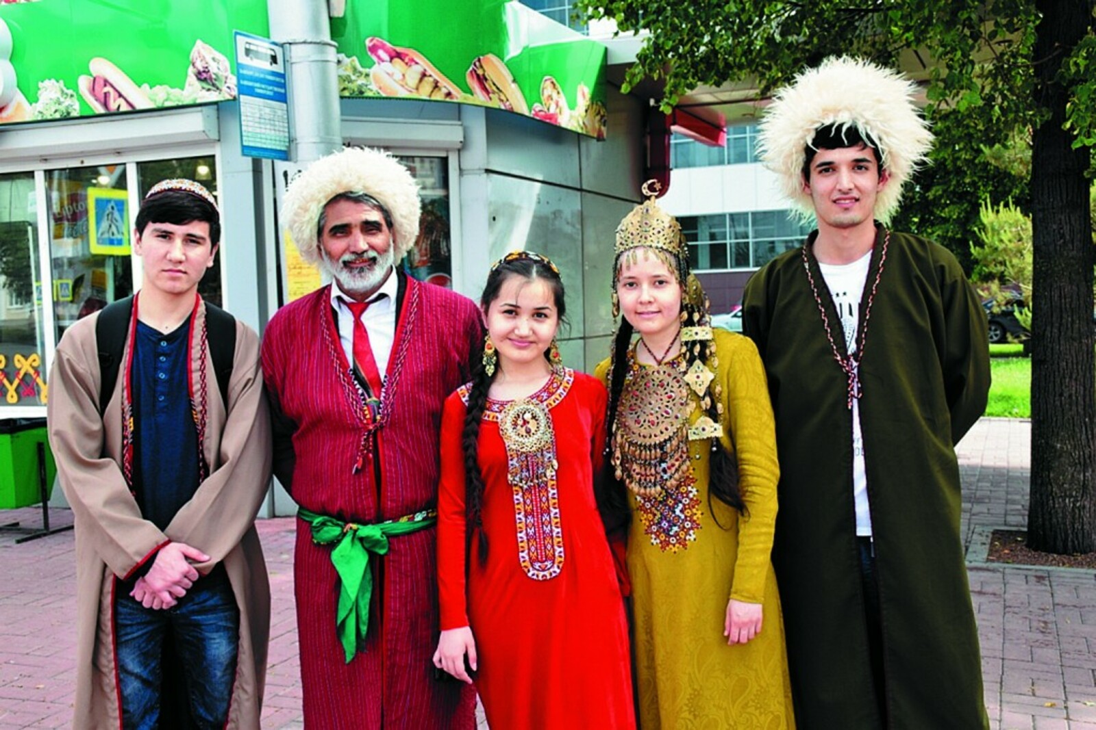 Сколько туркмен. Туркмены Астрахани. Туркмены народы средней Азии. Туркменский национальный костюм. Туркменская Национальная одежда.