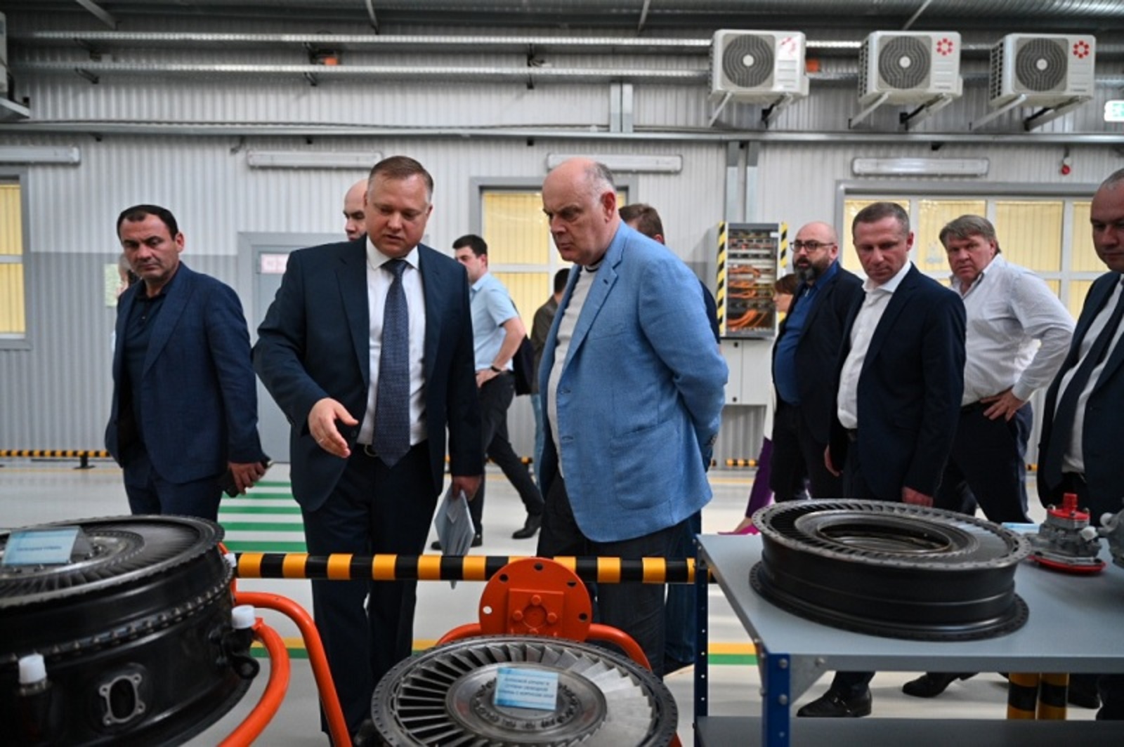 Президент Абхазии посетил Уфимское моторостроительное объединение