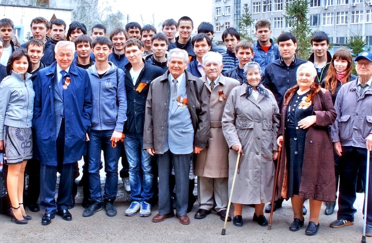 пресс-служба УГНТУ Со студентами и ветеранами. 9 мая 2006 г.