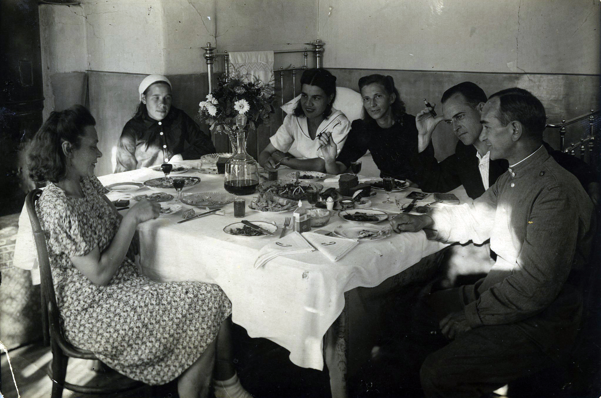 Справо налево: К.Рахимов, А.Ключарев, артистка Галия Сираева  и др. Уфа, 1945 г.