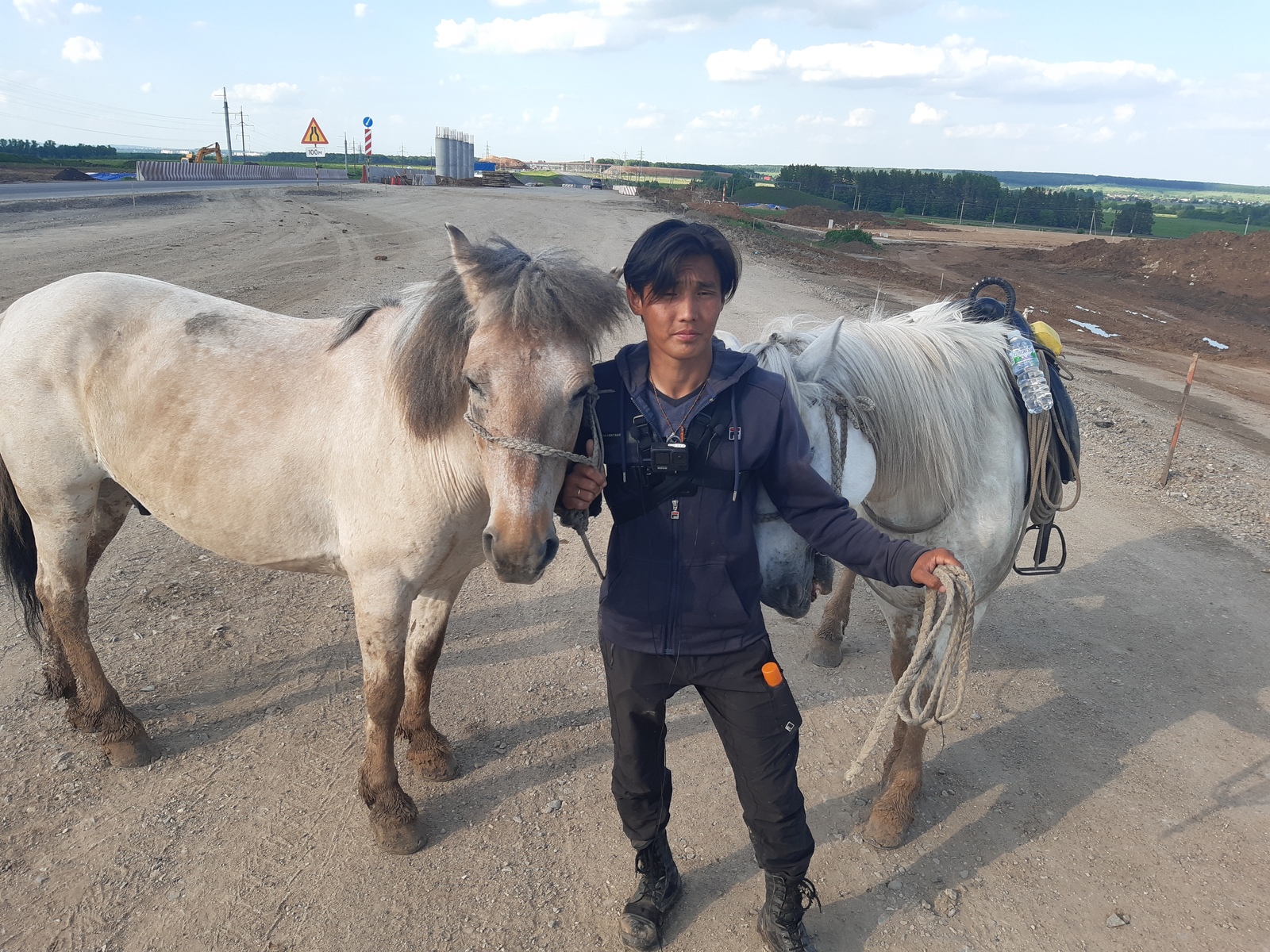 В  Уфе встретили путешественника, совершающего конный переход из Якутии в Москву