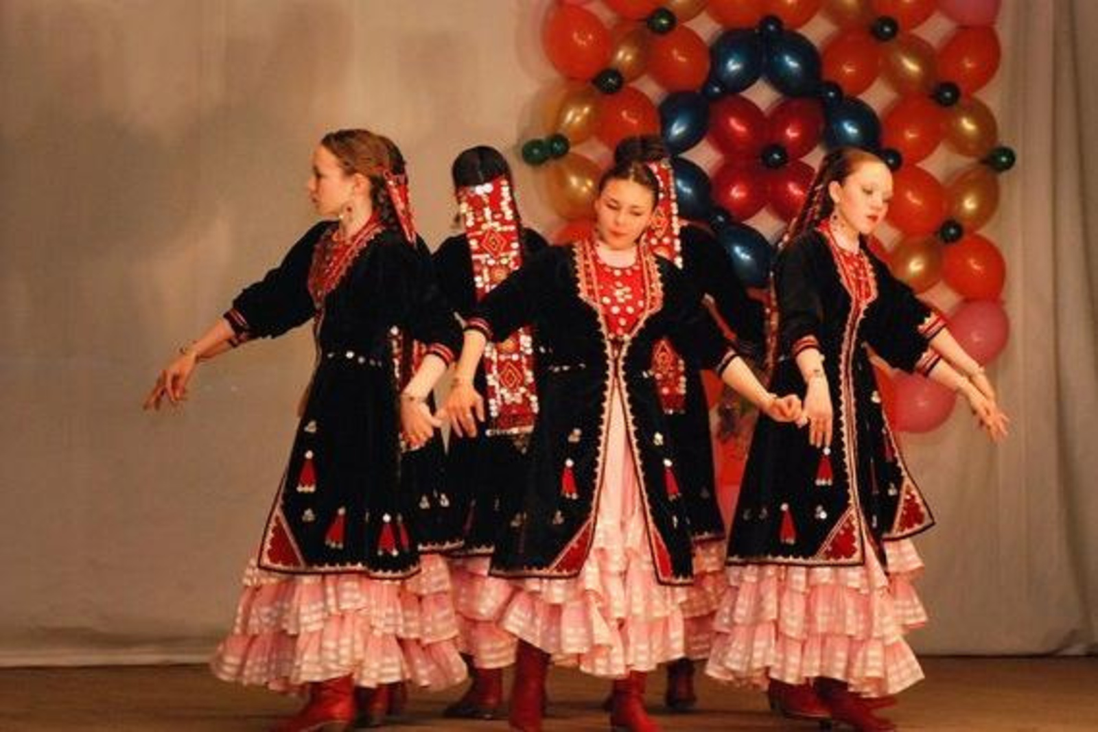 «Ирәмәл» балалар халыҡ бейеүҙәре ансамбленең «Бәйләнештә»ге рәсми төркөмө