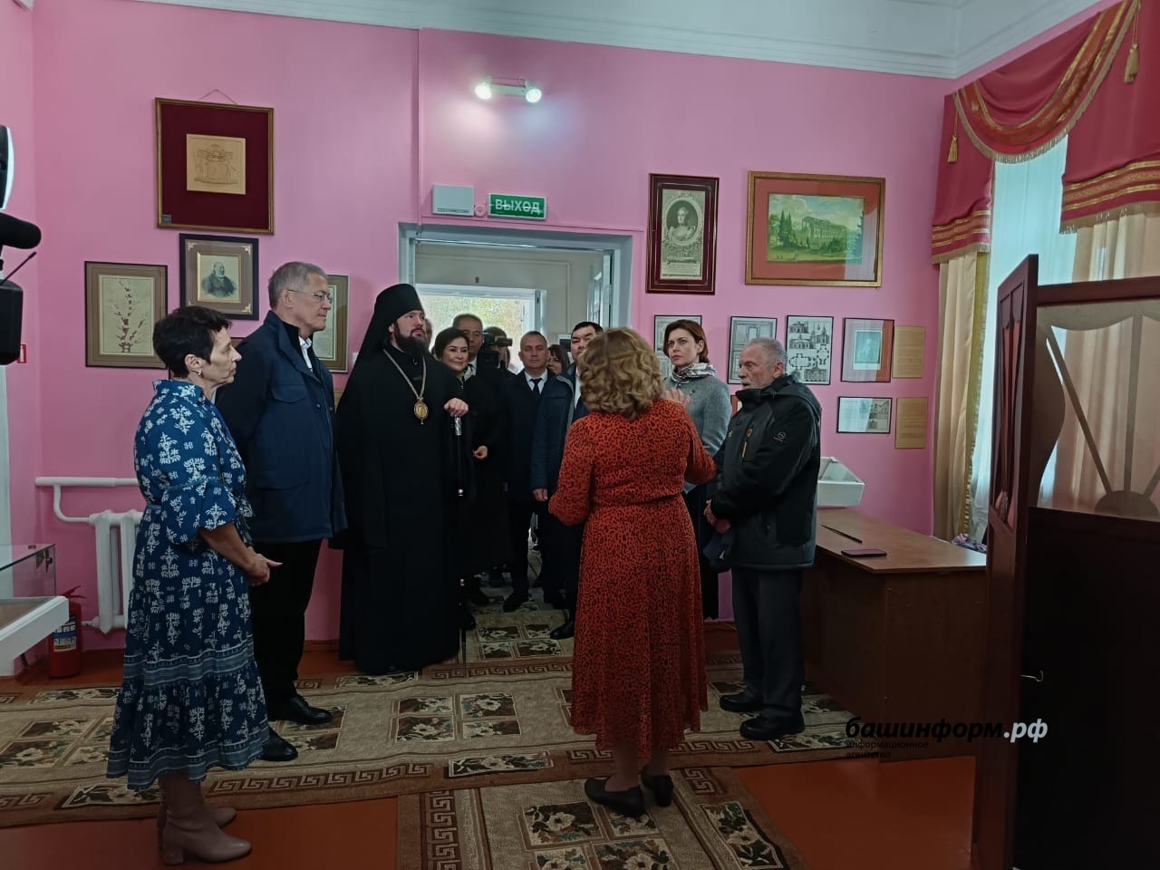 Главе Башкирии показали уникальные экспонаты рода Аксаковых